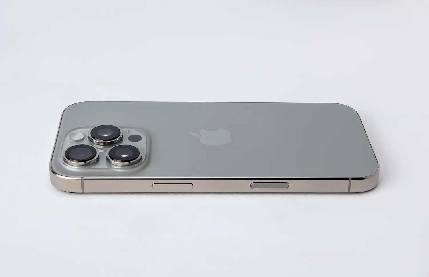 iPhone / Runrun2 / Shutterstock.com